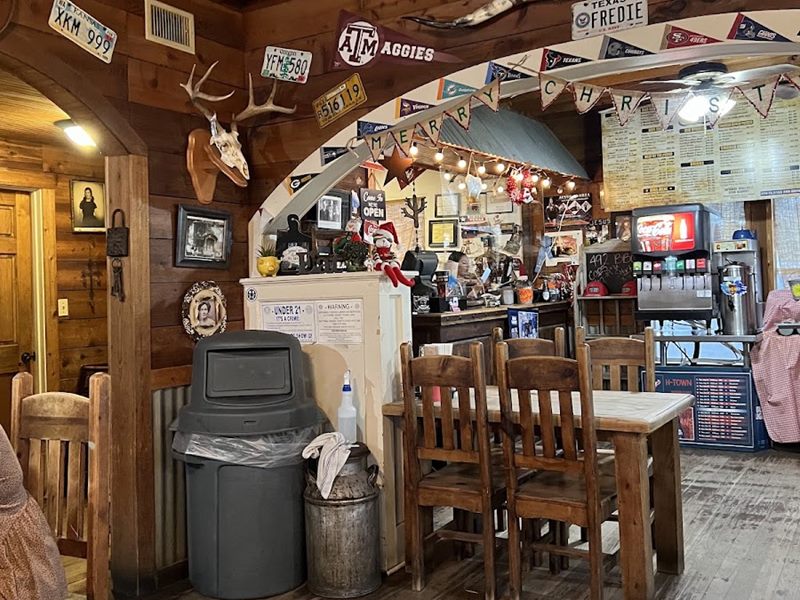 492 BBQ interior